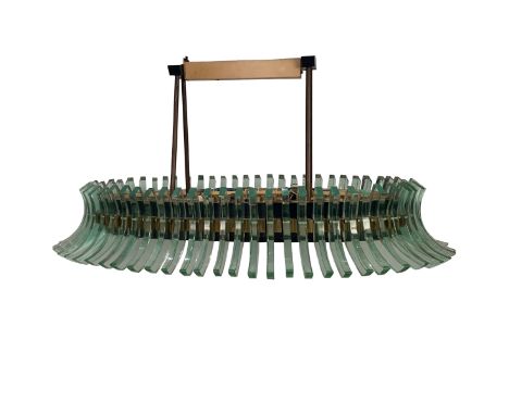 Ottone zapponato e metallo laccato. Versione di serie del lampadario presentato alla fiera di Milano del 1961. Cm 162x84 h 83