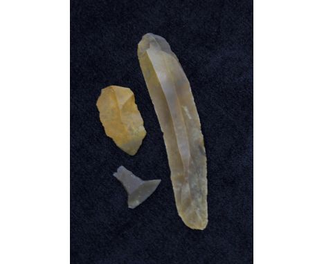 Neolithic- Collection of stone age flint tools including two knives and an arrowhead. The largest knife is of elongated doubl