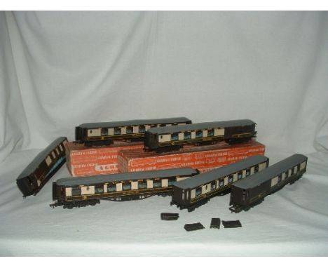 GRAHAM FARISH 00  - a tray containing 6 x Pullman Cars - 4 x 1950 issue - 3 are in Good condition apart from the usual bowed 