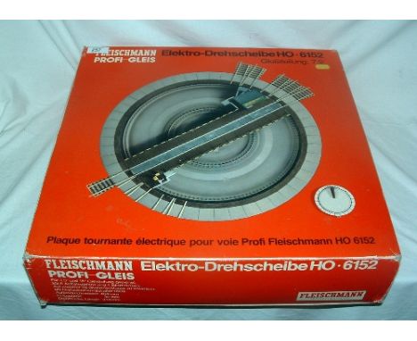 FLEISCHMANN 6152 Electric Turntable with manual turning Switch. Excellent Boxed with Instructions.
