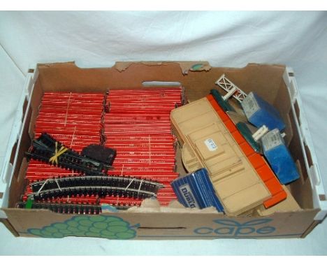 HORNBY DUBLO Accessories and 2R Track - D1 Country Station and Level Crossing (Station missing Ramps otherwise both Good), D1