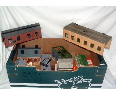 A tray containing a HORNBY DUBLO 5005 Engine Shed (built - missing Windows to one side, downpipes to both sides and 7 x Roof 