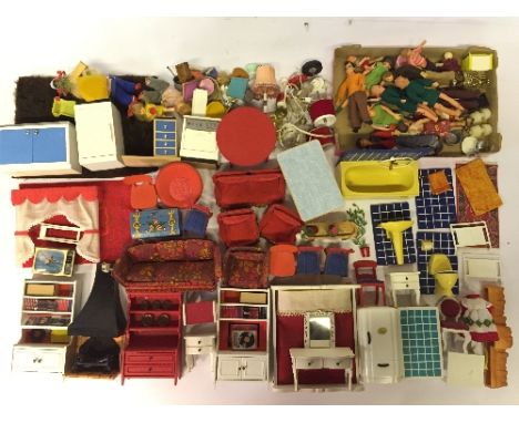 Good lot of Lundby (Sweden) 1/18 scale and similar doll's house furniture, light fittings, accessories and 15 x dolls, includ