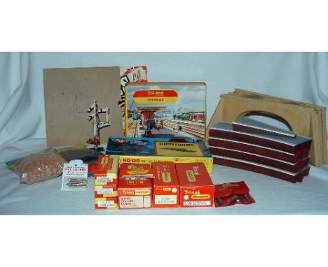 A tray containing numerous TRIANG HORNBY and HORNBY Station Items and Scenic Accessories - R459 Large Station Set, R588 Islan