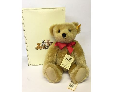 Steiff (Germany) Teddy Bear Replica 1909: blonde with felt pads, operative growler, stitched nose and mouth. Height 42cm. E w