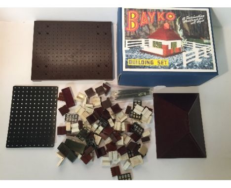 Pre-War Bayko Set A comprising: dark brown/maroon roof (minor chip to interior otherwise VG); brown base; black extension pie