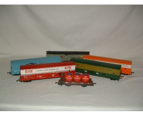 A tray containing a LIMA HO  SNCF BO BO 17001 (missing dummy pantographs otherwise Good), LIMA 3095546 Showtime Coach (Mint i
