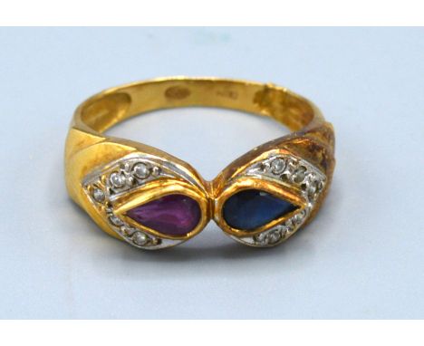 An 18ct. Gold Ring set teardrop sapphire and ruby surrounded by diamonds, ring size O, 3.2 gms. 