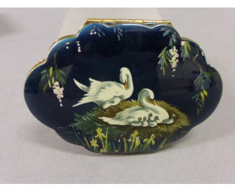 Vintage Kigu Compact with swan decoration to lid