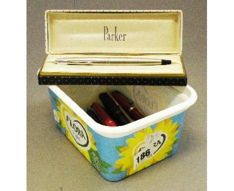 Quantity of Vintage Fountain Pens to include Parker