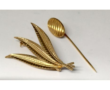Italian 9ct gold fern brooch and tie pin marked 9k, 3.62g total
