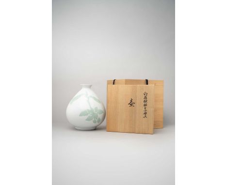 A JAPANESE ARITA VASE BY INOUE MANJI (1929-)SHOWA OR HEISEI, 20TH CENTURYThe pear-shaped body with a flared rim, the side inc