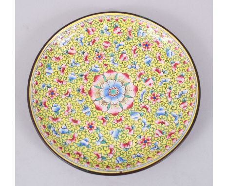 A 19TH CENTURY CHINESE YELLOW ENAMEL SAUCER / DISH,  finely decorated with scenes of formal scrolling vine and floral decorat