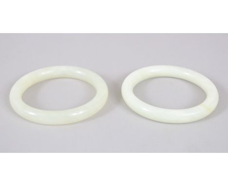 A GOOD PAIR OF CHINESE JADE BANGLES, both 7.7cm outer diameter x inside diameter of 5.7cm