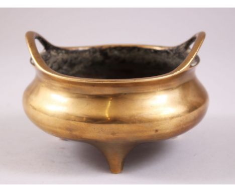 A GOOD QING DYNASTY 19TH CENTURY CHINESE BRONZE TRIPOD CENSOR, with arch formed handles, the base with a six character Xuande