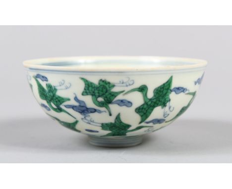 A CHINESE BLUE AND WHITE EGG SHELL PORCELAIN RICE BOWL, green enamel decoration depicting flying cranes, six-character mark t