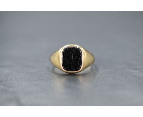 A gent's 9ct gold signet ring having an onyx panel, size W/X &amp; approx 5.6g