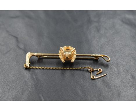 A 9ct gold hunting bar brooch modelled as a riding crop with central fox head and horse shoe, approx 5.9g &amp; 61mm