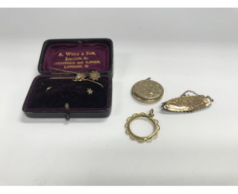 A vintage 9ct gold brooch with some stick pins and other gold items.
