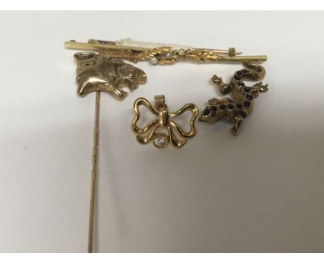 A 9carat gold stick pin a stone set 9carat gold lizard pendent gold earring and a gold brooch weight 10g (4)