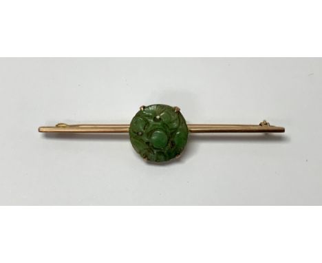 A 9ct gold 1930s carved green jade brooch. (A)