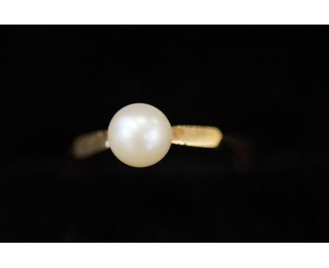 9ct Gold ring set with single pearl Size 