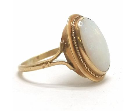 9ct hallmarked gold opal cabochon ring - size M½ &amp; 2.3g total weight 