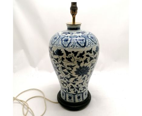 Oriental blue &amp; white baluster hand decorated vase lamp on a wooden base - 50cm high. In good condition 