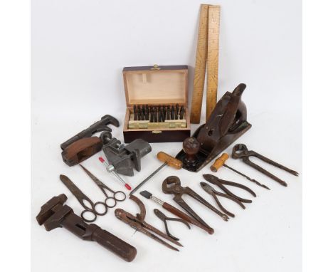Various tools, including Stanley Bailey no. 4 1/2 plane, cased set of alphabet punches, vices etc 