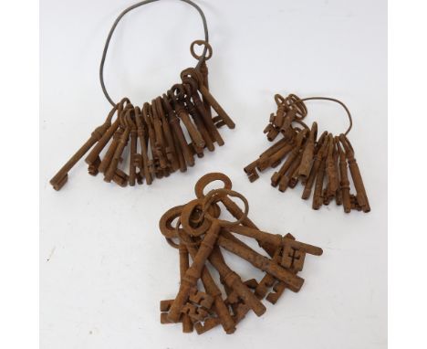 A quantity of Vintage and Antique keys (boxful) 
