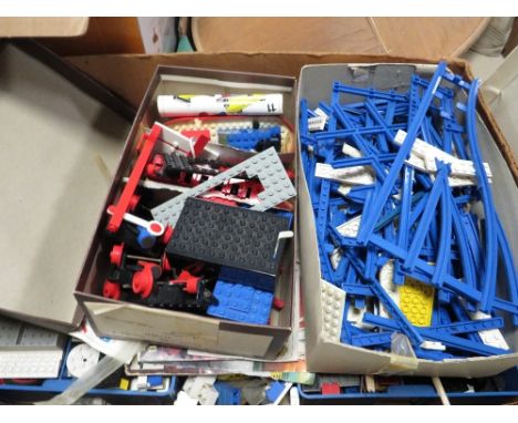 A tray of assorted vintage Lego etc 