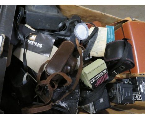 A tray of assorted vintage cameras and accessories 
