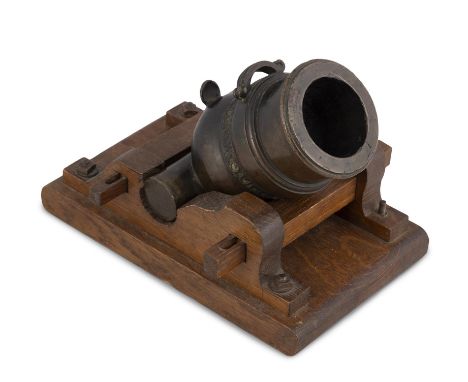 AN 18TH CENTURY BRONZE MINIATURE MORTAR CANNON ON OAK CARRIAGE, inscribed 'VINGNES DIT TOULOUZAIN' dated 1737, cast in two st
