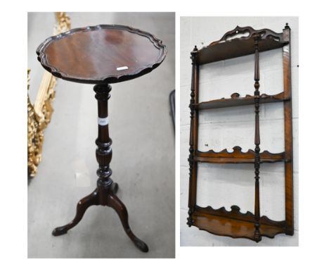 A mahogany four-tier wall shelf with turned and reeded pillars, 85 cm high to/w scalloped mahogany tripod wine table (2)