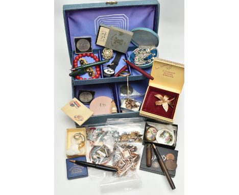 A JEWELLEY BOX WITH CONTENTS, blue hinged jewellery box with contents such as an AF rolled gold bar brooch, a gold fronted ba