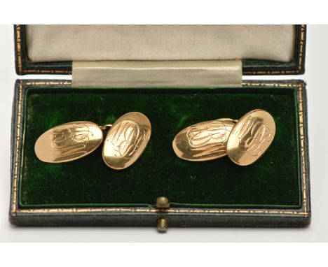 A PAIR OF EARLY 20TH CENTURY, 18CT GOLD CUFFLINKS, chain linked oval cufflinks with engraved monogram, hallmarked 18ct 1915, 