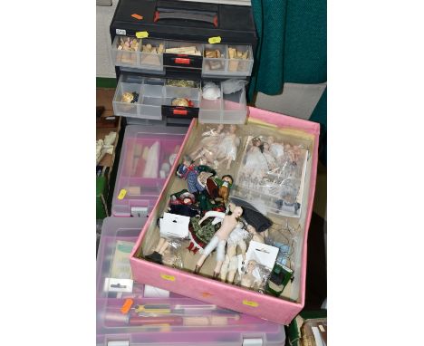 A QUANTITY OF ASSORTED MODERN PORCELAIN DOLLS HOUSE DOLLS, to include examples by Doreen Sinnett and Sue Harrington, assorted