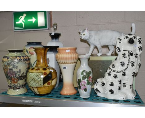 A GROUP OF LARGE VASES, A TABLE LAMP, AND DECORATIVE HOMEWARES, to include a boxed Country Artists Top Cats 'British Shorthai