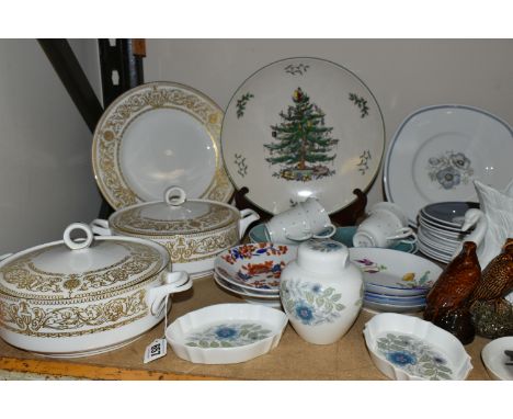 A QUANTITY OF COLLECTABLE CERAMICS AND GLASSWARE, comprising two Royal Worcester 'Hyde Park' pattern covered tureens and dinn