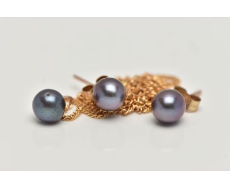 A 9CT GOLD PEARL NECKLACE AND MATCHING EARRINGS, the pendant set with a small black pearl measuring approximately 6.5mm, fitt