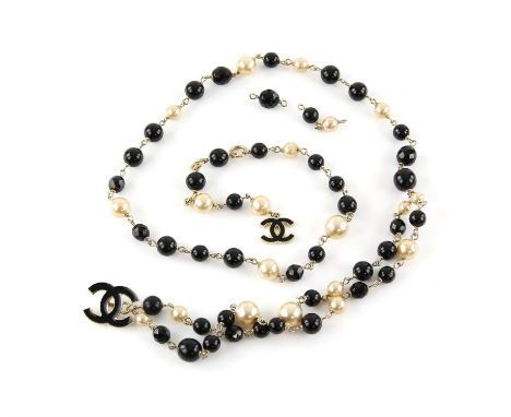 Chanel jewellery belt, with faux pearl and black beads, with two 'CC' monograms in black enamel, length 90 cm, with two loose