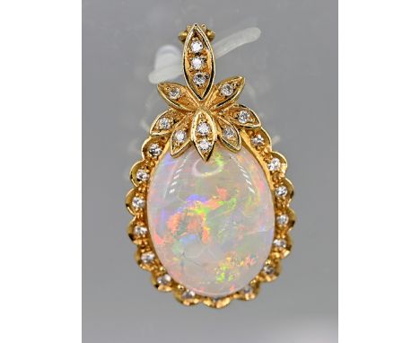 Anhänger mit Opal-Cabochon, ca. 8,82 ct, und 26 Brillanten, zus. 0,31 ct, 20. Jh. 750/- Gelbgold; Gesamtgewicht: ca. 7,5 g; s