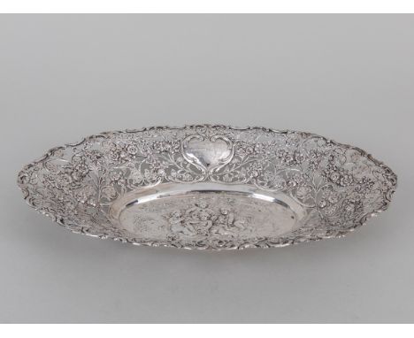 Korbschale mit floralen Ranken und Putten, Deutschland, 30er Jahre des 20. Jh. 800/- Silber; Gewicht: ca. 289 g; ovale Korbfo