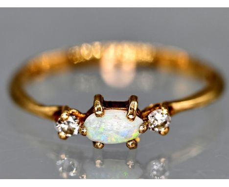 Ring mit Opal-Cabochon und kleinem Achtkant-Diamanten, England, 20. Jh. 375/- Gelbgold; Gesamtgewicht: ca. 1,3 g; queroval ge
