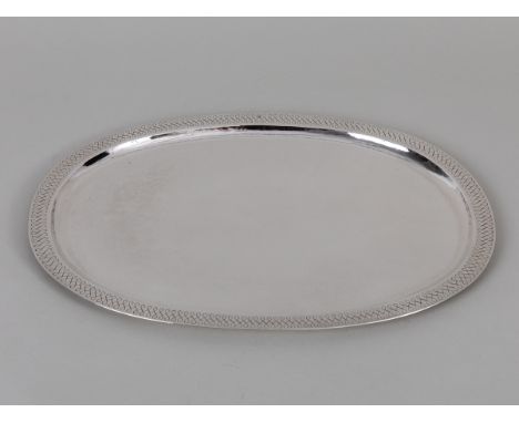 Handgearbeitetes Tablett, H. J. Wilm, Berlin, 21. Jahrhundert 925/- Silber; Gewicht: ca. 517 g; länglich ovales Tablett mit s