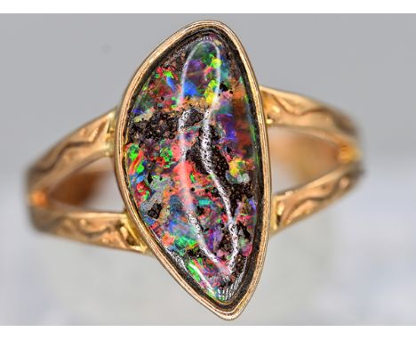 Ring mit Opal/Matrix, Goldschmiedearbeit, 90er Jahre 585/- Roségold; Gesamtgewicht: ca. 5,6 g; in seiner natürlichen Form, ge