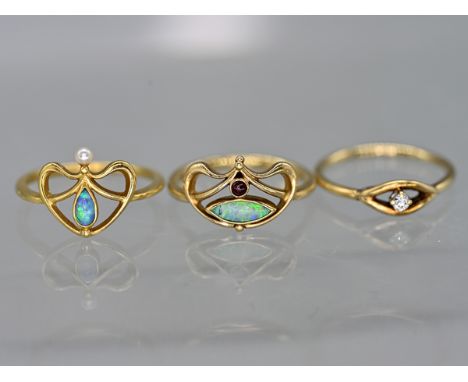 3 verschiedene goldene Ringe in Jugendstil-Ornamentik mit unterschiedlichem Steinbesatz, u. a. Opal, Granat und Brillant, Gol