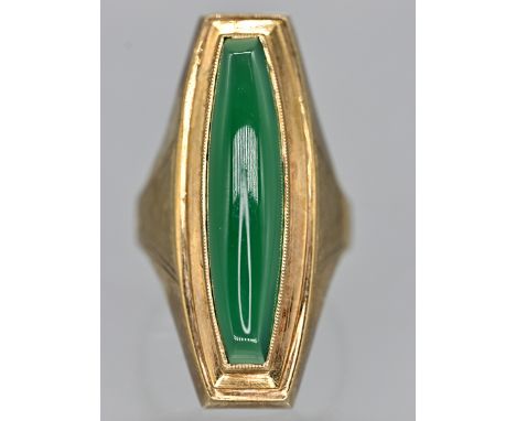 Vintage-Ring mit grünem Achat, 50er Jahre 333/- Gelbgold; Gesamtgewicht: ca. 8,3 g; hochformatig gefasster, ellipsenförmiger 