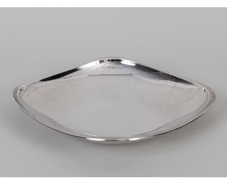 Moderner Präsentierteller, Gottlieb Kurz, Schwäbisch Gmünd, 2. Hälfte 21. Jahrhundert 835/- Silber; Gewicht: ca. 328 g; quadr