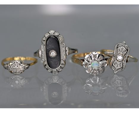 4 verschiedene Ringe mit Farbsteinen und Diamanten, 1. Hälfte 20. Jh. Unterschiedliche Gold-, Silber- und Platinlegierungen; 